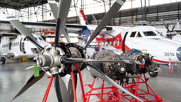 Kunovick&aacute; firma Aircraft Industries slav&iacute; letos 90 let od založen&iacute;. Sn&iacute;mek je z v&yacute;robn&iacute;ch prostor are&aacute;lu. (červen 2026)