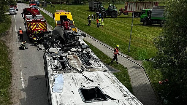 Řidič uv&aacute;zl s autobusem pod železničn&iacute;m viaduktem v obci Rybn&iacute;k. (16. června 2026)