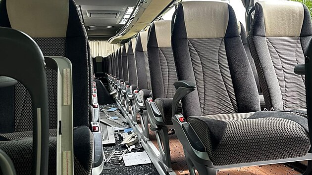 Řidič uv&aacute;zl s autobusem pod železničn&iacute;m viaduktem v obci Rybn&iacute;k. (16. června 2026)