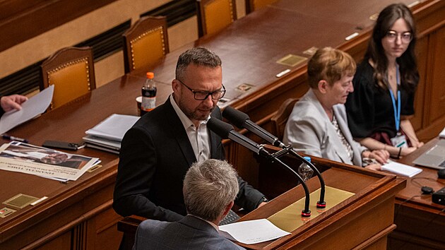 Šéf poslanců ODS Marek Benda přinesl exministrovi a šéfovi poslanců KDU-ČSL Marianu Jurečkovi k řečnickému pultu papír, na němž bylo napsáno, že Jurečka může mluvit do 14 hodin. Jurečka celý limit od Bendy nevyužil, mluvil do 13:55. (11. června 2026)