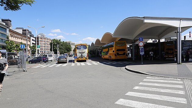 Brněnsk&eacute; autobusov&eacute; n&aacute;draž&iacute; u Grandu se v př&iacute;&scaron;t&iacute;ch letech bude muset kvůli opravě Bene&scaron;ovy ulice přesunout. Nově bude um&iacute;stěno vedle dal&scaron;&iacute;ho n&aacute;draž&iacute; na Zvonařce.