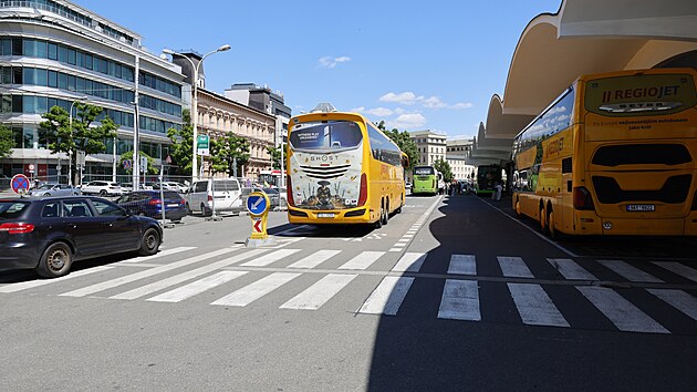 Brněnsk&eacute; autobusov&eacute; n&aacute;draž&iacute; u Grandu se v př&iacute;&scaron;t&iacute;ch letech bude muset kvůli opravě Bene&scaron;ovy ulice přesunout. Nově bude um&iacute;stěno vedle dal&scaron;&iacute;ho n&aacute;draž&iacute; na Zvonařce.