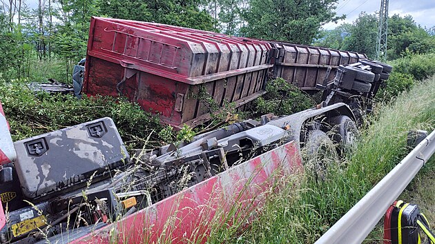 Nákladní souprava převážející autovraky skončila na sinici I/35 nedaleko Moravské Třebové v příkopu. (11. června 2026)