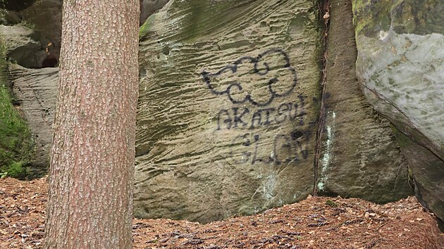 Nejen p&iacute;skovcov&eacute; bloky, nezn&aacute;m&yacute; vandal poničil v Česk&eacute;m r&aacute;ji i sk&aacute;ly. Sprejem na ně někdo napsal slovo &bdquo;Akatsuki&ldquo;.