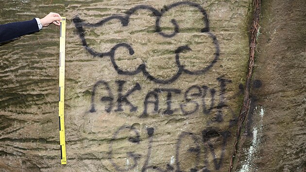 Nejen p&iacute;skovcov&eacute; bloky, nezn&aacute;m&yacute; vandal poničil v Česk&eacute;m r&aacute;ji i sk&aacute;ly. Sprejem na ně někdo napsal slovo &bdquo;Akatsuki&ldquo;.