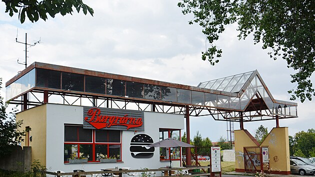 Symbol křiklavé architektury devadesátých let v Jihlavě v Rantířovské ulici - hospodářský vjezd do areálu nové nemocnice, o víkendu zdemolovali. (13. června 2026)