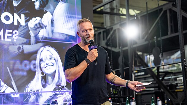 Promot&eacute;r a spolumajitel Oktagonu Ondřej Novotn&yacute; na tiskov&eacute; konferenci Tipsport Cage Game.