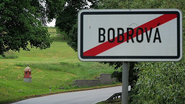 Bož&iacute; muka Santiniho krystal se nach&aacute;zej&iacute; na okraji městyse Bobrov&aacute; na Žď&aacute;rsku.