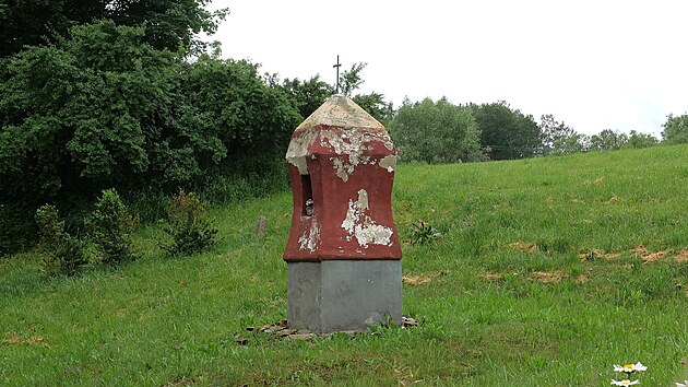 Unik&aacute;tn&iacute; pam&aacute;tka stoj&iacute; př&iacute;mo u silnice mezi Bobrovou a Zvol&iacute;. Turistick&aacute; trasa k n&iacute; nevede.