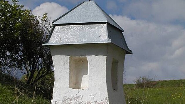 Původn&iacute; pompejskou červeň nahradila v minulosti b&iacute;l&aacute; barva.