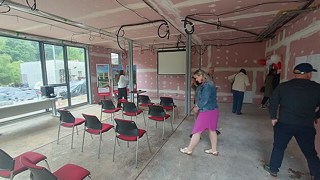 Moduly lze jakkoliv upravit a pospojovat. Třeba i takto otevř&iacute;t. Po dokončen&iacute; z těchto tř&iacute; modulů bude zasedac&iacute; s&aacute;l v nov&eacute;m pavilonu bohum&iacute;nsk&eacute; nemocnice.