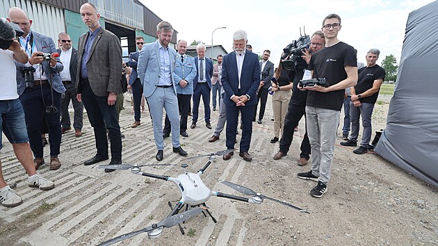 Speci&aacute;ln&iacute; dronov&yacute; polygon v Moravsk&yacute;ch Budějovic&iacute;ch si při sv&eacute; n&aacute;v&scaron;těvě Kraje Vysočina prohl&eacute;dl i prezident Petr Pavel. (17. června 2026)