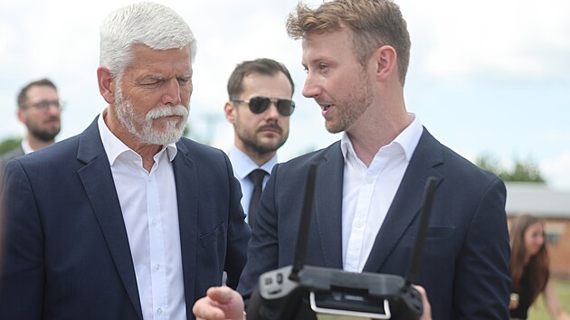 Speci&aacute;ln&iacute; dronov&yacute; polygon v Moravsk&yacute;ch Budějovic&iacute;ch si při sv&eacute; n&aacute;v&scaron;těvě Kraje Vysočina prohl&eacute;dl i prezident Petr Pavel. (17. června 2026)
