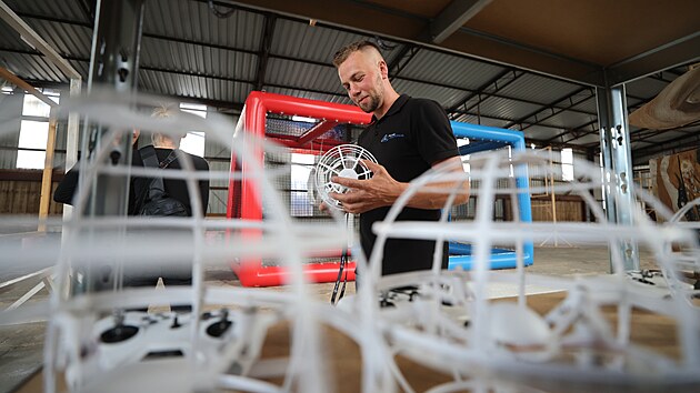 Speci&aacute;ln&iacute; dronov&yacute; polygon v Moravsk&yacute;ch Budějovic&iacute;ch si při sv&eacute; n&aacute;v&scaron;těvě Kraje Vysočina prohl&eacute;dl i prezident Petr Pavel. (17. června 2026)