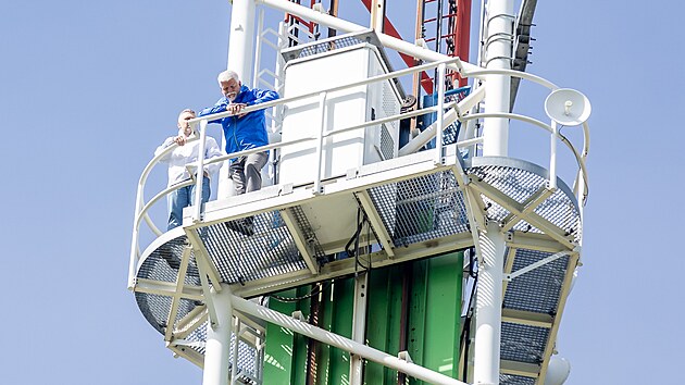 Prezident Petr Pavel se při své návštěvě atmosférické observatoře v Košeticích na Pelhřimovsku rozhlédl z padesátimetrové výšky. Do části čtvrt kilometru dlouhého stožáru vyjel výtahem, zkusil si ho i řídit. (16. června 2026)