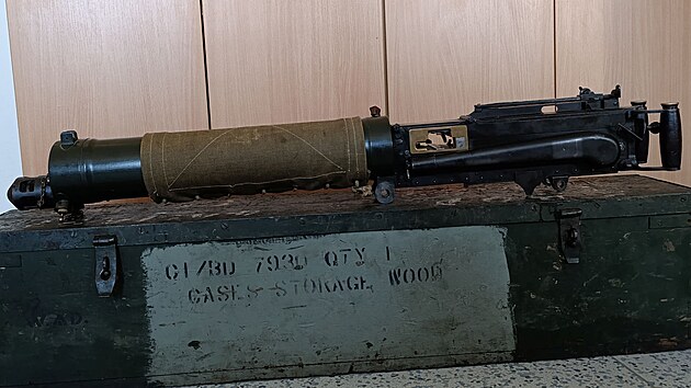 Během zbraňové amnestie na Vysočině odevzdal majitel policistům vzácný osmnáctikilogramový australský kulomet Vickers MG Mk.I chlazený vodou i s originální bednou. (11. června 2026)