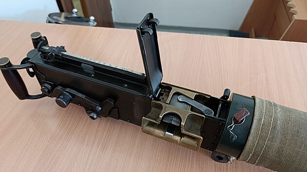 Během zbraňové amnestie na Vysočině odevzdal majitel policistům vzácný osmnáctikilogramový australský kulomet Vickers MG Mk.I chlazený vodou i s originální bednou. (11. června 2026)