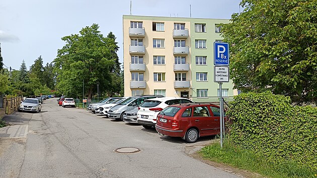 Cesta k domovu seniorů na Lesnově je v havarijním stavu. Letos v létě se dočká kompletní opravy i mírného rozšíření. V plánu jsou úpravy za 3,5 milionu korun. (16. června 2026)