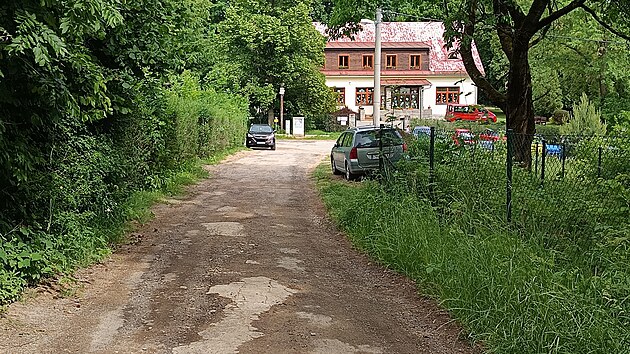 Zpevnění čeká také navazující úsek od domova seniorů směrem ke krematoriu, který je zatím v neutěšeném stavu. (16. června 2026)