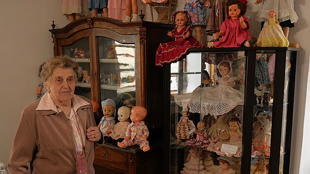 Marie Roh&aacute;čkov&aacute; sb&iacute;r&aacute; panenky teprve patn&aacute;ct let. Přesto jich už nashrom&aacute;ždila tis&iacute;ce. Č&aacute;st z nich ukazuje na v&yacute;stavě v Bobrov&eacute;. Panenky sběratelka upravuje, čist&iacute;, če&scaron;e i &scaron;at&iacute;.