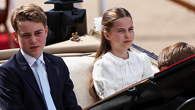 Dvan&aacute;ctilet&yacute; George a jeden&aacute;ctilet&aacute; Charlotte měli elegantn&iacute; oblečen&iacute; lad&iacute;c&iacute; s outfitem jejich matky (Trooping the Colour, 13. června 2026)