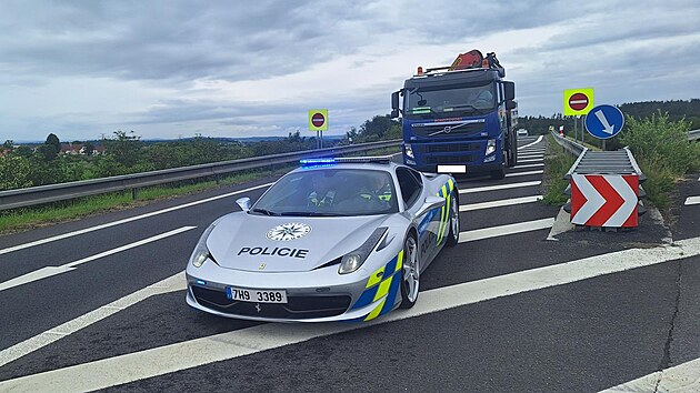 Policie využ&iacute;v&aacute; ke kontrole i sv&eacute; ferrari. (16. června 2026)