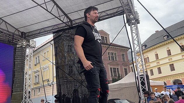 Akce Roztancuj Českou republiku 2026 v pátek dopoledna zaplnila Resselovo náměstí v Chrudimi. (12. června 2026)
