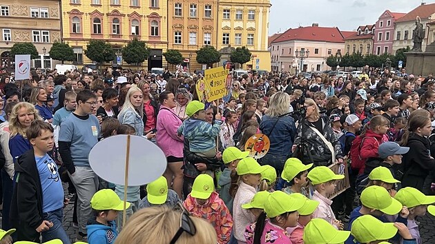 Akce Roztancuj Českou republiku 2026 v pátek dopoledna zaplnila Resselovo náměstí v Chrudimi. (12. června 2026)