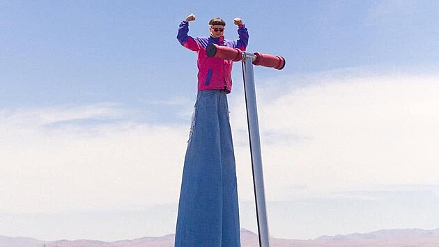 Oliver Tree při úspěšném pokusu o zápis do Guinessovy knihy rekordů jako majitel největší koloběžky na světě (květen 2020).
