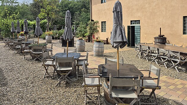 Venkovn&iacute; prostor vedle prodejny Stingova vinařstv&iacute; funguje večer jako taverna s jeho v&iacute;ny. 