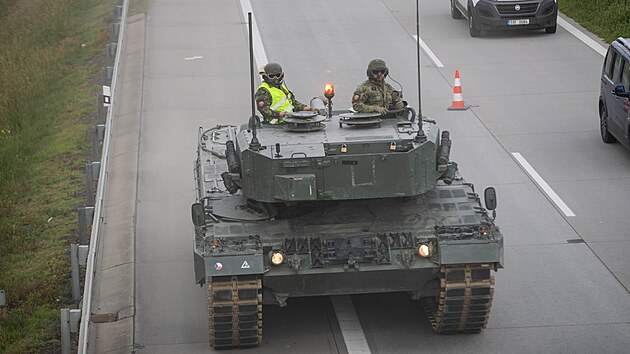 Z přáslavické posádky zamířila v devět ráno kolona tanků Leopard 2A4 doprovázená vyprošťovacími pásovými vozidly a vojenskou policií. Po celý den bude nacvičovat přesun po úseku dálnice D35. (16. června 2026)