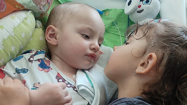 Dvoulet&yacute; Kristi&aacute;nek z Prostějova byl vesel&yacute; a zdrav&yacute; chlapeček. V&scaron;e se změnilo pot&eacute;, co vdechl kousek hru&scaron;ky. Na sn&iacute;mku se svou o dva roky star&scaron;&iacute; sestrou.