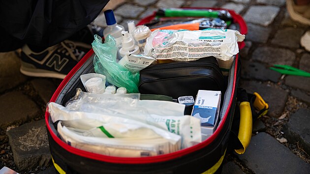 Studenti ze spolku Medici na ulici pln&iacute; l&eacute;kařsk&eacute; posl&aacute;n&iacute; už nyn&iacute;. Pro někter&eacute; lidi bez domova nebo soci&aacute;lně slab&eacute; jsou jedin&yacute;mi, kdo jim pom&aacute;h&aacute; ře&scaron;it jejich zdravotn&iacute; pot&iacute;že.