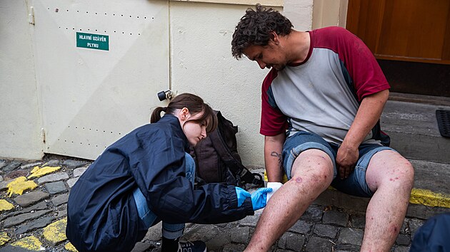Studenti ze spolku Medici na ulici pln&iacute; l&eacute;kařsk&eacute; posl&aacute;n&iacute; už nyn&iacute;. Pro někter&eacute; lidi bez domova nebo soci&aacute;lně slab&eacute; jsou jedin&yacute;mi, kdo jim pom&aacute;h&aacute; ře&scaron;it jejich zdravotn&iacute; pot&iacute;že.