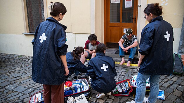 Studenti ze spolku Medici na ulici pln&iacute; l&eacute;kařsk&eacute; posl&aacute;n&iacute; už nyn&iacute;. Pro někter&eacute; lidi bez domova nebo soci&aacute;lně slab&eacute; jsou jedin&yacute;mi, kdo jim pom&aacute;h&aacute; ře&scaron;it jejich zdravotn&iacute; pot&iacute;že.