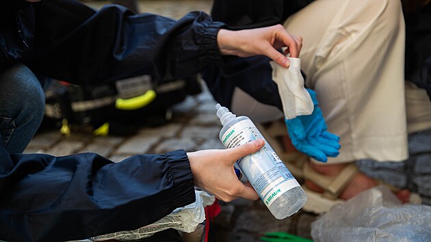 Studenti ze spolku Medici na ulici pln&iacute; l&eacute;kařsk&eacute; posl&aacute;n&iacute; už nyn&iacute;. Pro někter&eacute; lidi bez domova nebo soci&aacute;lně slab&eacute; jsou jedin&yacute;mi, kdo jim pom&aacute;h&aacute; ře&scaron;it jejich zdravotn&iacute; pot&iacute;že.
