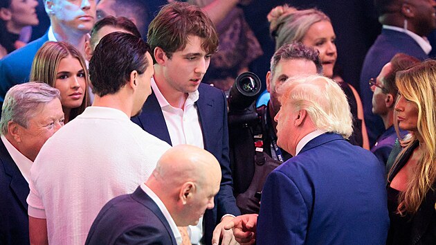 Americk&yacute; prezident Donald Trump hovoř&iacute; se sv&yacute;m synem Barronem Trumpem během akce UFC Freedom 250 na Jižn&iacute;m tr&aacute;vn&iacute;ku B&iacute;l&eacute;ho domu (Washington, 14. června 2026)