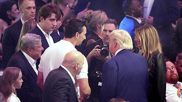 Americk&yacute; prezident Donald Trump hovoř&iacute; se sv&yacute;m synem Barronem Trumpem a fotbalistou Zlatanem Ibrahimovicem během akce UFC Freedom 250 na Jižn&iacute;m tr&aacute;vn&iacute;ku B&iacute;l&eacute;ho domu. (Washington, 14. června 2026)