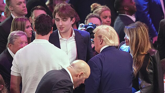 Americk&yacute; prezident Donald Trump hovoř&iacute; se sv&yacute;m synem Barronem Trumpem a fotbalistou Zlatanem Ibrahimovicem během akce UFC Freedom 250 na Jižn&iacute;m tr&aacute;vn&iacute;ku B&iacute;l&eacute;ho domu. (Washington, 14. června 2026)