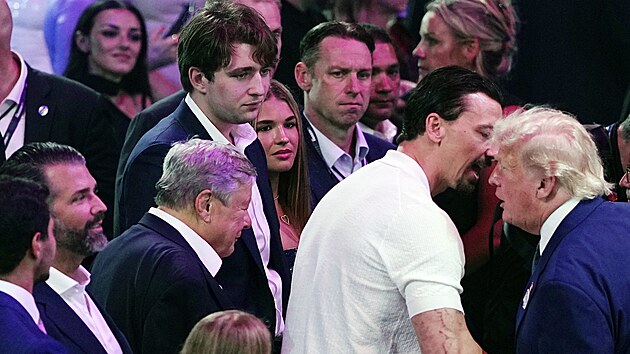 Barron Trump s doprovodem na galavečeru UFC Freedom 250, kter&yacute; se konal na Jižn&iacute;m tr&aacute;vn&iacute;ku B&iacute;l&eacute;ho domu v r&aacute;mci oslav 80. narozenin jeho otce Donalda Trumpa. (14. června 2026)