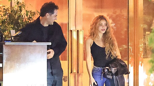 Shakira a hvězda seriálu Advokát Manuel García-Rulfo dorazili společně do hotelu Sunset Tower krátce po 21. hodině a odjeli po více než dvou hodinách. (Los Angeles, 16. června 2026)