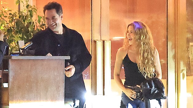 Kolumbijská zpěvačka Shakira a herec Manuel García-Rulfo byli samý úsměv a vyvolali spekulace o možném novém románku.