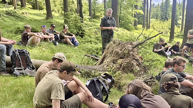 Studenti vyrazili na praktick&aacute; cvičen&iacute; lesnick&eacute; typologie do podhůř&iacute; Orlick&yacute;ch hor. (červen 2026)