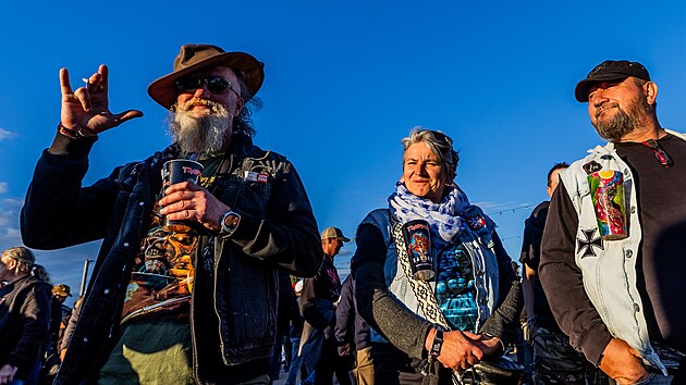 Fanoušci míří na koncert britské formace Saxon, která na hradeckém Rock for People předskakovala Iron Maiden. (14. června 2026)