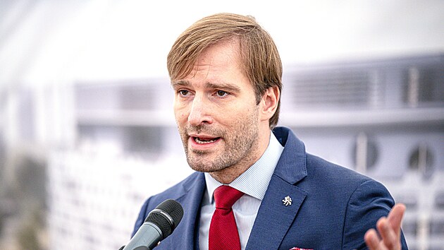 Ministr zdravotnictv&iacute; Adam Vojtěch (ANO) hovoř&iacute; při zah&aacute;jen&iacute; stavby Kliniky infekčn&iacute;ch nemoc&iacute; v hradeck&eacute; fakultn&iacute; nemocnici. (10. června 2026)