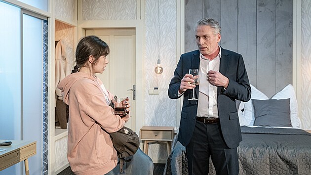 V inscenaci Každou prvn&iacute; středu hraj&iacute; Martina Czyžov&aacute; a Jiř&iacute; Zapletal.