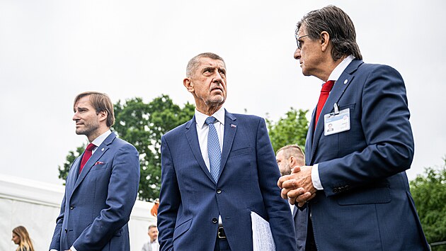 Zleva ministr zdravotnictv&iacute; Adam Vojtěch (ANO), premi&eacute;r Andrej Babi&scaron; (ANO) a ředitel nemocnice Ale&scaron; Herman na n&aacute;v&scaron;těvě Fakultn&iacute; nemocnice Hradec Kr&aacute;lov&eacute; (10. června 2026)