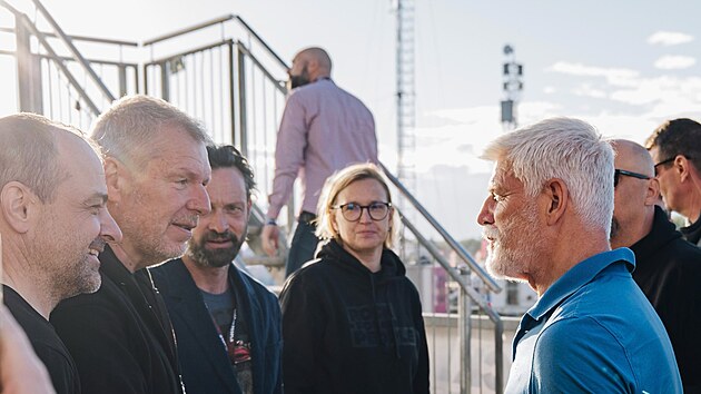 Prezident Petr Pavel dorazil na hradecké letiště na koncert Iron Maiden. Zdraví se se zakladatelem festivalu Rock for People Michalem Thomesem, uprostřed primátorka Pavlína Springerová. Prezident se v šatně potkal s muzikanty. (14. června 2026)