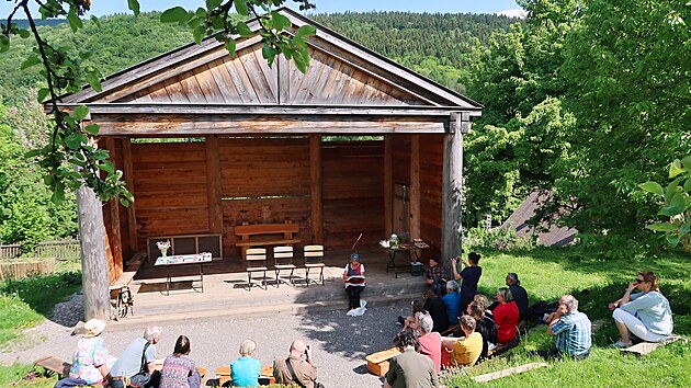 Na zahradě ekologick&eacute;ho centra Dotek v Horn&iacute;m Mar&scaron;ově přibyl poesiomat. (30. května 2026)