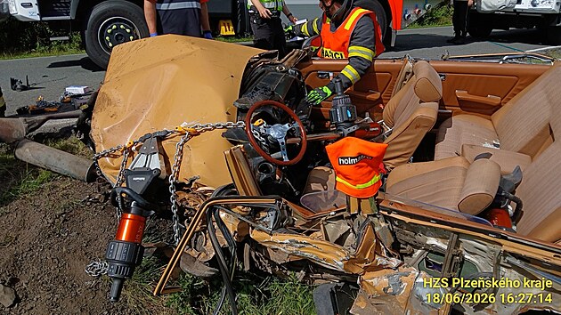 Čelní srážka dvou vozidel u Nýřan na Plzeňsku si vyžádala dva zraněné. Zaklíněného řidiče museli hasiči vyprošťovat. (18. června 2026)